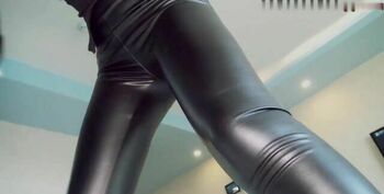 国产攻击美女si部! 光滑屁屁紧身皮裤女vs短裙白内裤MM