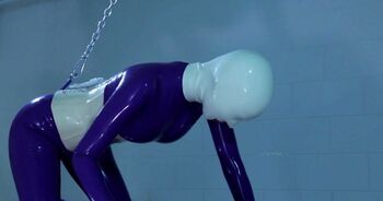 【绝赞全包乳胶衣】Blinded Latex Lara being used by Rubberboy