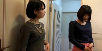 两个女孩最后被吊起双手 穿着内衣的身躯太美了