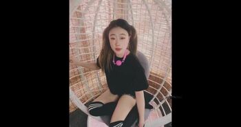 新模特首次上镜 极致的挑逗让她扭啊扭