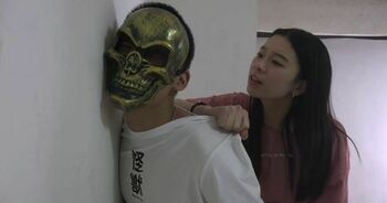 美女夏天的小腿被虐的青紫