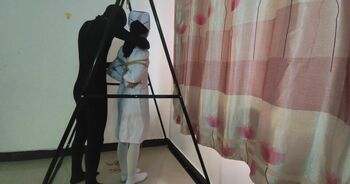 护士被绑事件⑵梦婷以为自己逃出了黑衣人的魔掌，却没想到反而是落入了更深的深渊