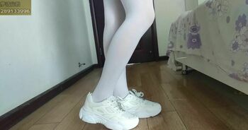 梦洁白袜单腿跳 脚挂脖子挣扎