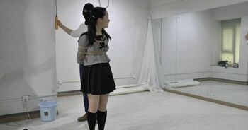 两套服装00后嫩模初试绳艺。肤白细腻，小萝莉的首次紧缚感受！