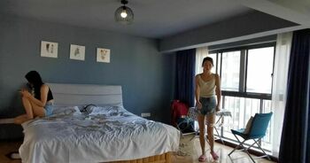 把两个妹子绑到椅子上，口水会留下来吗？