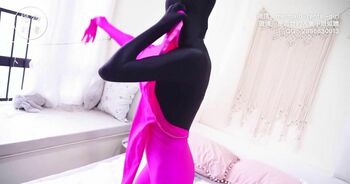 【丫丫】两件zentai+单手套死库水+白丝勒嘴套头+两层泳帽套头+黑色sm头套一共六层b