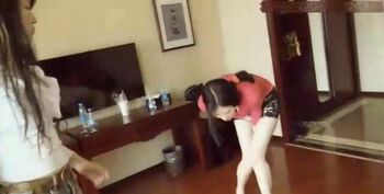 打的美女一直捂着下体！好疼吗