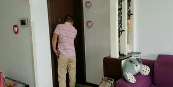 被定住的女高管 猥琐男疯狂弯腿吻足