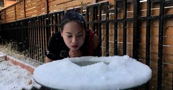 潇潇：暖阳迎春雪中玩耍(户外,手铐,脚镣,项圈,家务)